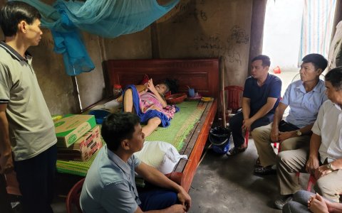 Lãnh đạo Đảng ủy, HĐND, UBND, UBMTTQ thị trấn Cành Nàng thăm và trao quà cho hộ nghèo khó khăn
